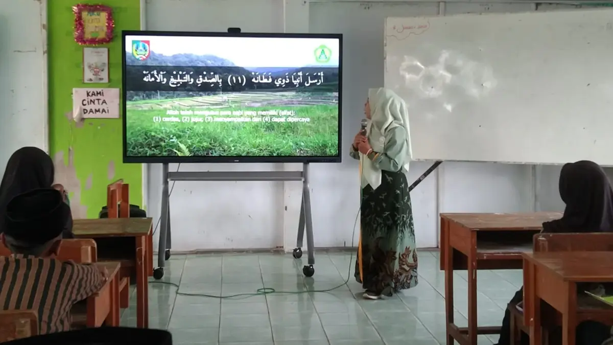 POTENSIAL: Thoriqotul Jannah, pembimbing mulok SDN Bugasurkedaleman 2 Kecamatan Gudo, Jombang saat mengajar di kelas. Kini dia menjadi PPP paruh waktu. (Wenny Rosalina/Radar Jombang)