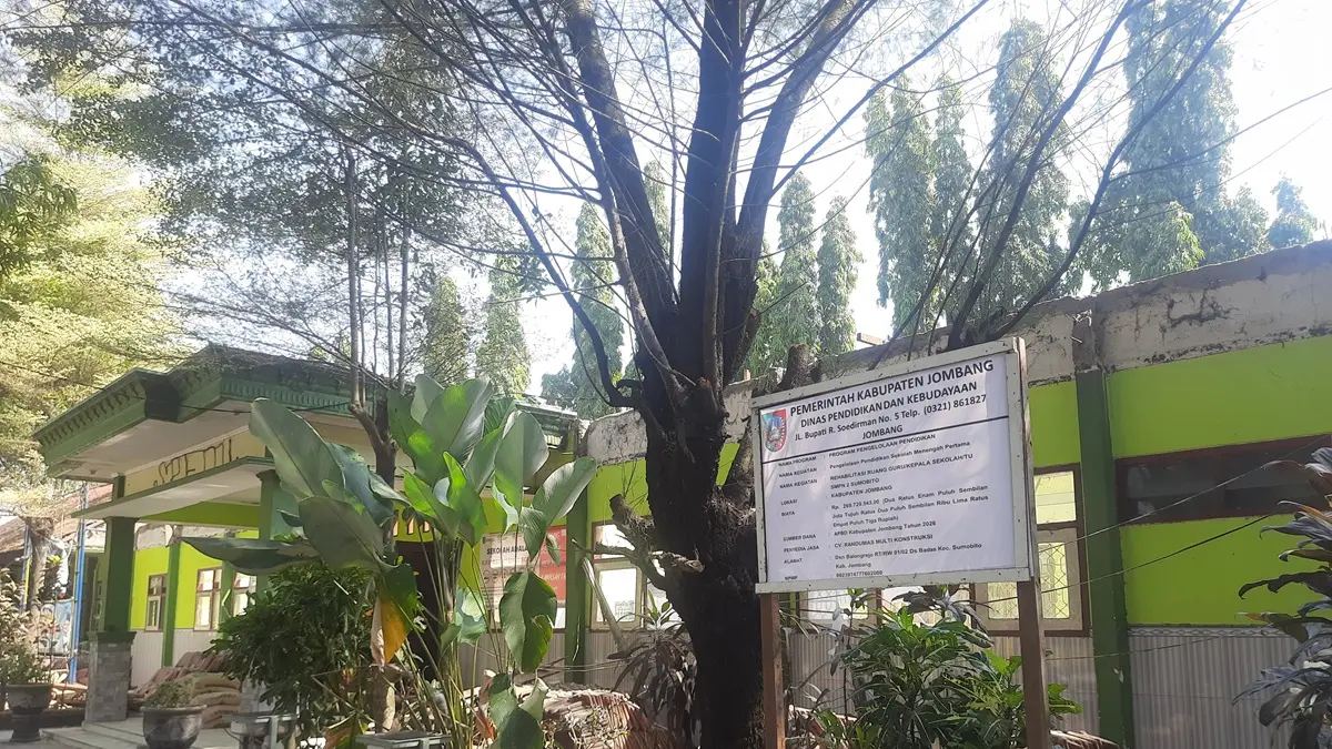 PROSES PENGERJAAN: Rehabilitasi ruang guru dan kepala sekolah di SMPN 2 Sumobito, Jombang, Jumat (10/7). (Wenny Rosalina/Radar Jombang)