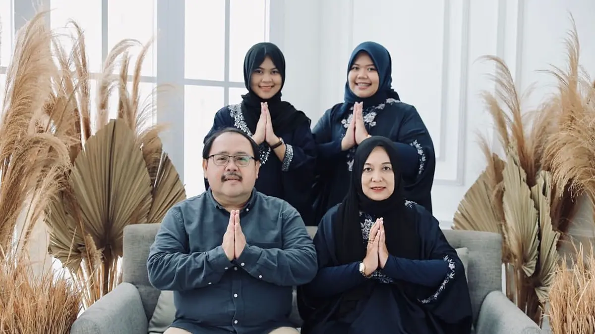 BAHAGIA: Direktur RS Muhammadiyah Jombang, dr Iwan Hartono MKes, bersama keluarga.