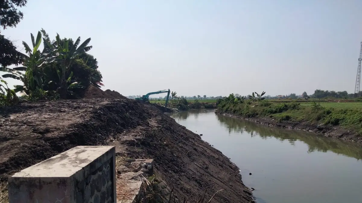DIKERUK: Afvoer Watudakon di Desa Pojokrejo, Kecamatan Kesamben, Jombang dinormalisasi BBWS Brantas (8/7). (Ainul Hafidz/Radar Jombang)
