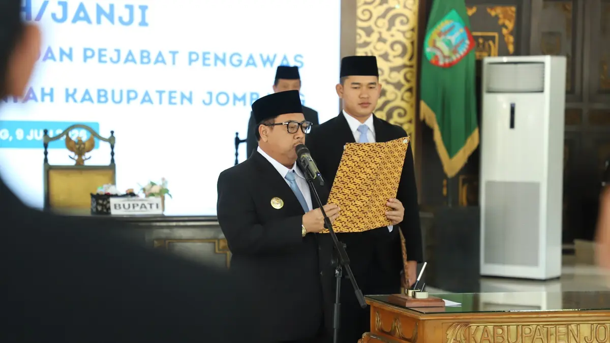 MUTASI: Bupati Jombang Warsubi memimpin pelantikan 81 pejabat di Pendopo Kabupaten Jombang, Kamis (9/7). (Anggi Fridianto/Radar Jombang)