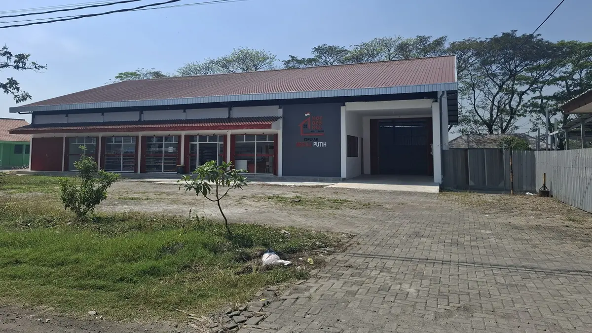 TETAP BUKA: KDKMP di Desa Carangrejo, Kecamatan Kesamben, Jombang melayani pembeli, meski pengurusnya mengundurkan diri (10/7). (Ainul Hafidz/Radar Jombang)