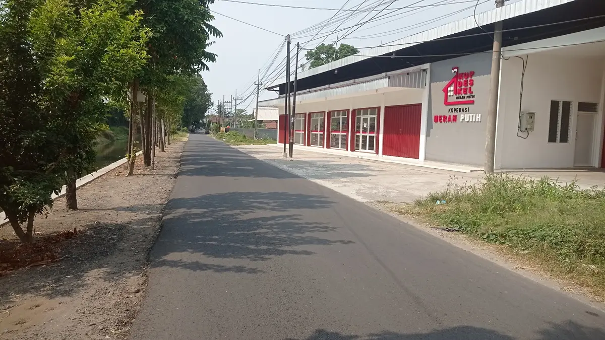 MASIH SEPI: Gerai KDKMP di Desa Tunggrono, Kecamatan Jombang yang sudah beroperasi satu bulan lebih. (Ainul Hafidz/Radar Jombang)