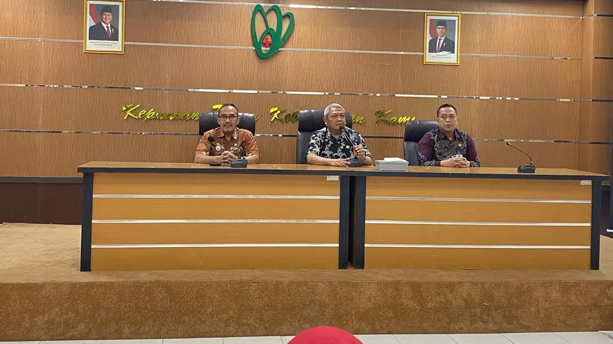 MODERN: Direktur RSUD Jombang dr Pudji Umbaran saat meluncurkan inovasi E-Pasien di Gedung Wahab Hasbullah RSUD Jombang, Jumat (10/7). (Anggi Fridianto/Radar Jombang)