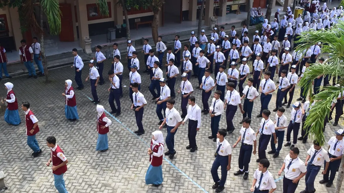 SEHAT: Para siswa SMAN Jogororto, Jombang saat mengikuti kegiatan MPLS 2025. (Wenny Rosalina/Radar Jombang)
