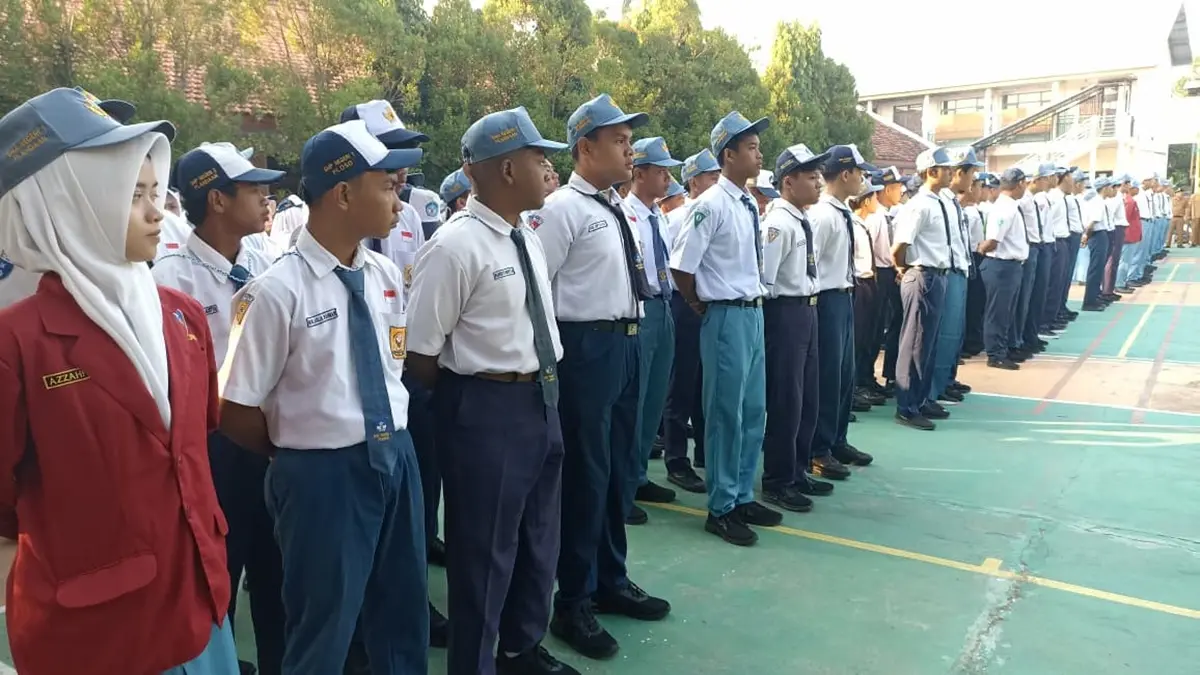 ANTUSIAS: Sebanyak 214 murid baru SMA Negeri Plandaan, Jombang mulai menjalani MPLS, Senin (13/7). (Achmad RW/Radar Jombang)