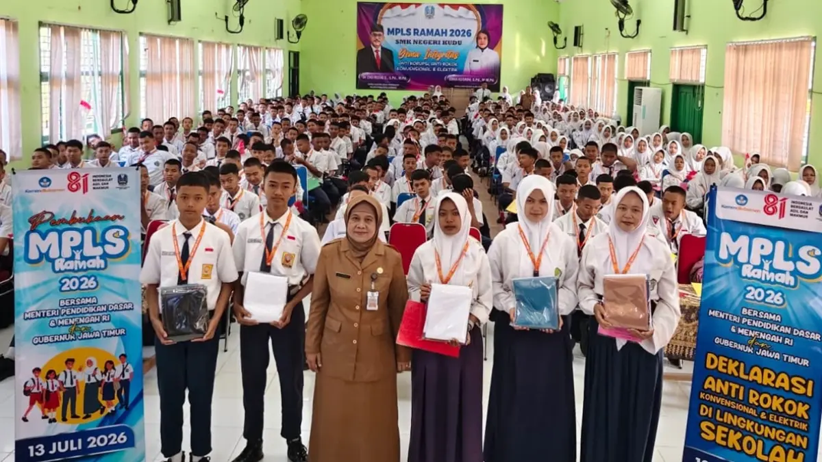 ANTUSIAS: Siswa SMKN Kudu, Jombang mengikuti MPLS, Senin (13/7). (Achmad RW/Radar Jombang)
