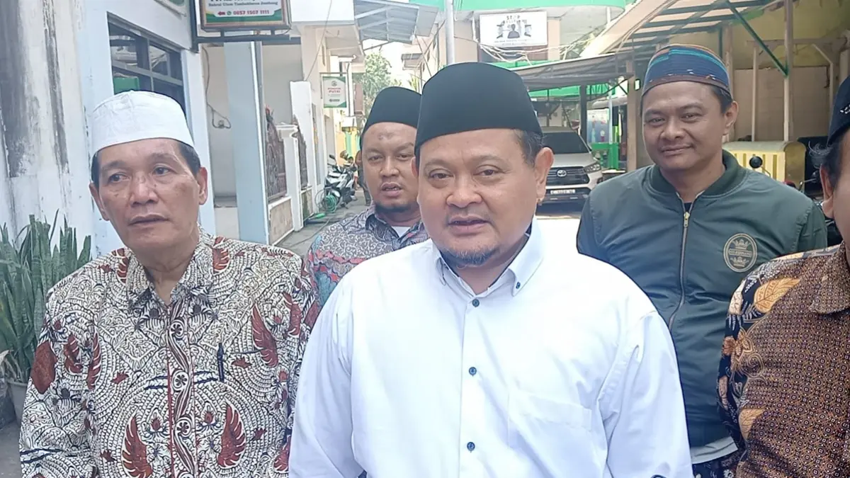 BERI PENJELASAN: Ketua Umum Yayasan Pondok Pesantren Bahrul Ulum Tambakberas, Jombang, KH Abdurrozaq Sholeh (Gus Rozaq) memberikan penjelasan (12/7). (Anggi Fridianto/Radar Jombang)