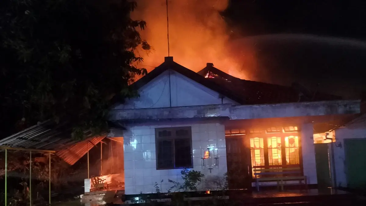 EVAKUASI: Kebakaran hebat melanda sebuah rumah di Jalan Puntodewo, Dusun Rejoagung Timur, Desa Rejoagung, Kecamatan Ploso, Jombang, Minggu dini hari (12/7). (Anggi Fridianto/Radar Jombang)