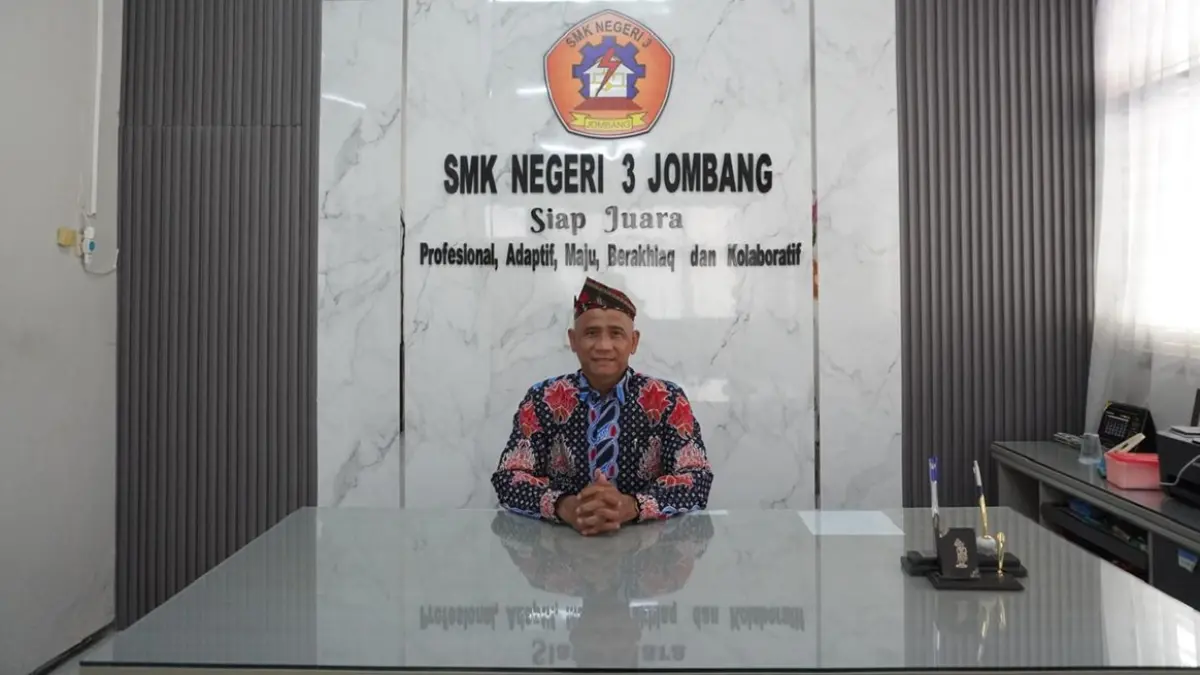Kepala SMKN 3 Jombang Drs. Khasanuddin, M.M.Pd. (Anggi Fridianto/Radar Jombang)
