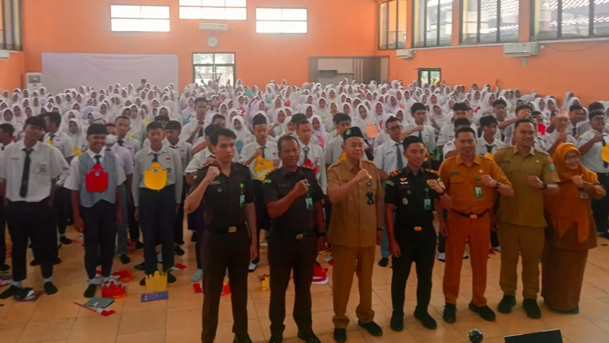 KOMPAK: Kepala SMKN 1 Jombang Abdul Muntolib mendampingi Kepala Sub Bagian Tata Usaha Cabdindik Wilayah Jombang Ulil Muamar foto bersama seluruh peserta MPLS, Senin (13/7). (Anggi Fridianto/Radar Jombang)