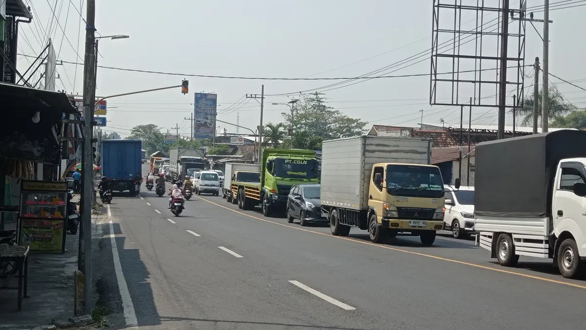 LANGGANAN MACET: Kendaraan melintas di jalur arteri nasional Kecamatan Bandarkedungmulyo, Jombang menuju simpang Mengkreng. (Ainul Hafidz/Radar Jombang)