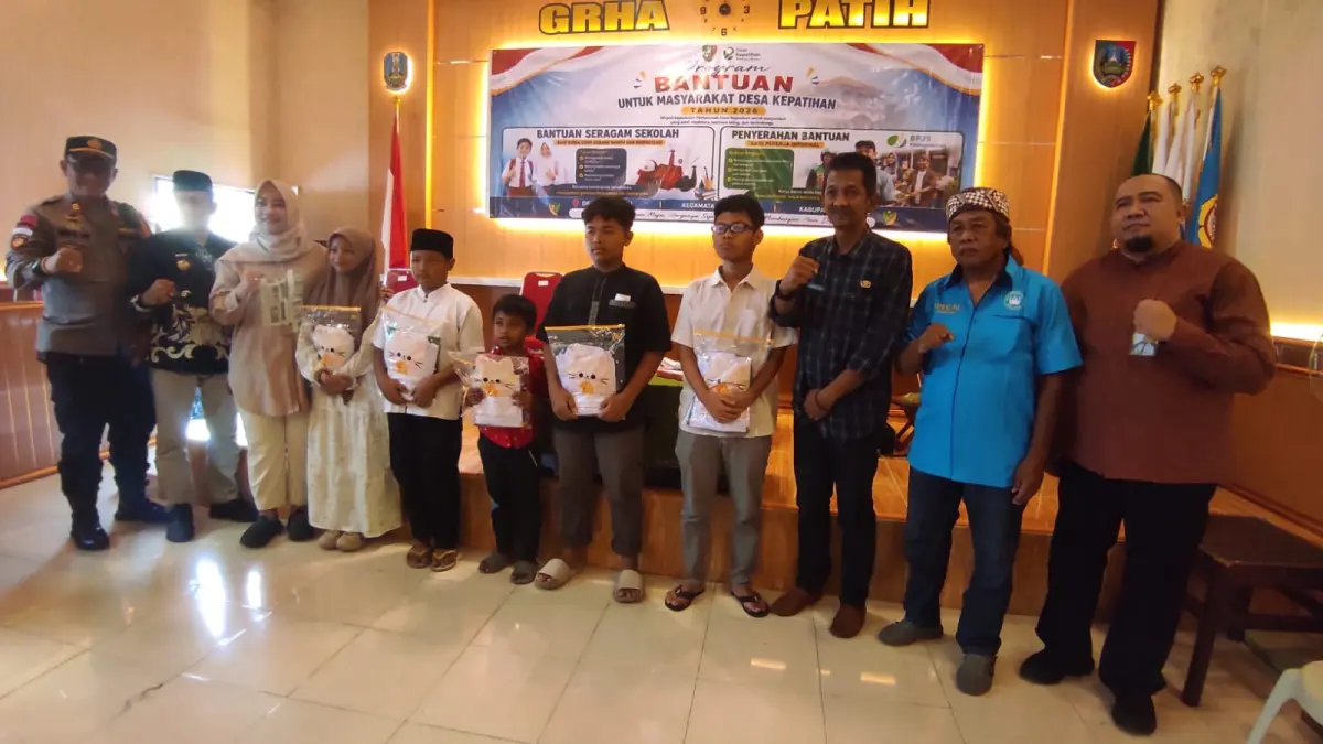 Pemdes Kepatihan, Jombang membagikan bantuan seragam untuk anak sekolah kurang mampu di lingkungannya