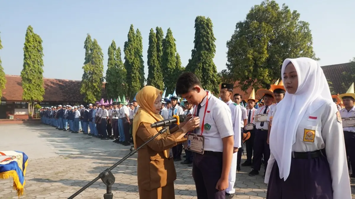 PERKENALAN: Ratusan peserta didik baru SMAN Kesamben, Jombang mengikuti MPLS, Senin (13/7). (Azmy Endiyana/Radar Jombang)