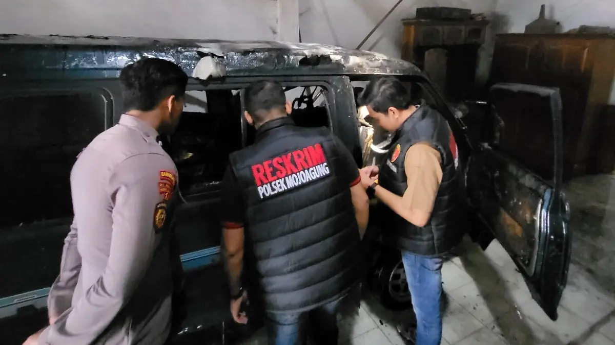 Polisi melakukan olah TKP di lokasi kebakaran mobil