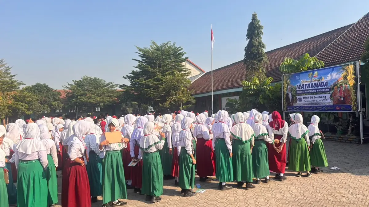 SEMANGAT: Kegiatan siswa MTsN 10 Jombang mengikuti Matamuda, Senin (13/7). (Wenny Rosalina/Radar Jombang)