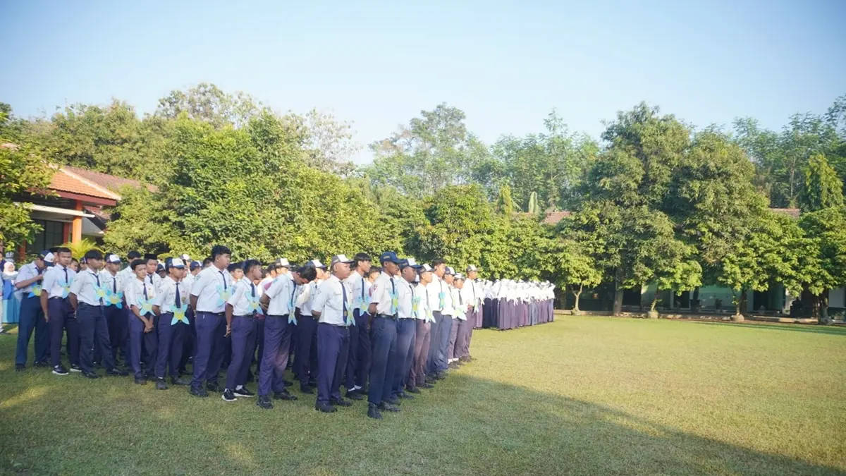 SERIUS: Siswa baru SMAN Ngoro, Jombang mengikuti MPLS, Senin (13/7). (Ainul Hafidz/Radar Jombang)
