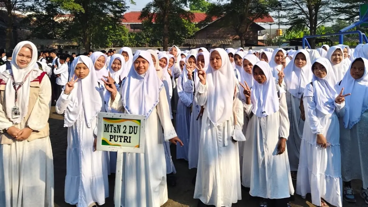 SERU: Para peserta didik baru MTsN 2 Jombang saat mengikuti MATAMUDA, Senin (13/7). (Azmy Endiyana/Radar Jombang)