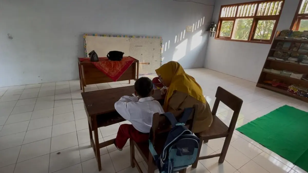 Suasana MPLS di SDN Mojongapit 3 Jombang yang hanya diikuti satu siswa saja