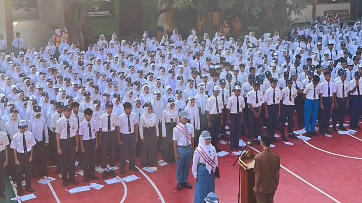 SUKSES: Kegiatan upacara pembukaan MPLS di SMKN Mojoagung, Jombang, Senin (13/7). (Wenny Rosalina/Radar Jombang)