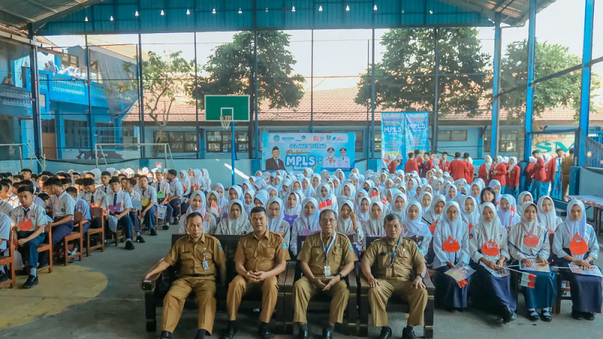 peserta MPLS bersama guru dan kepala SMAN Bandarkedungmulyo