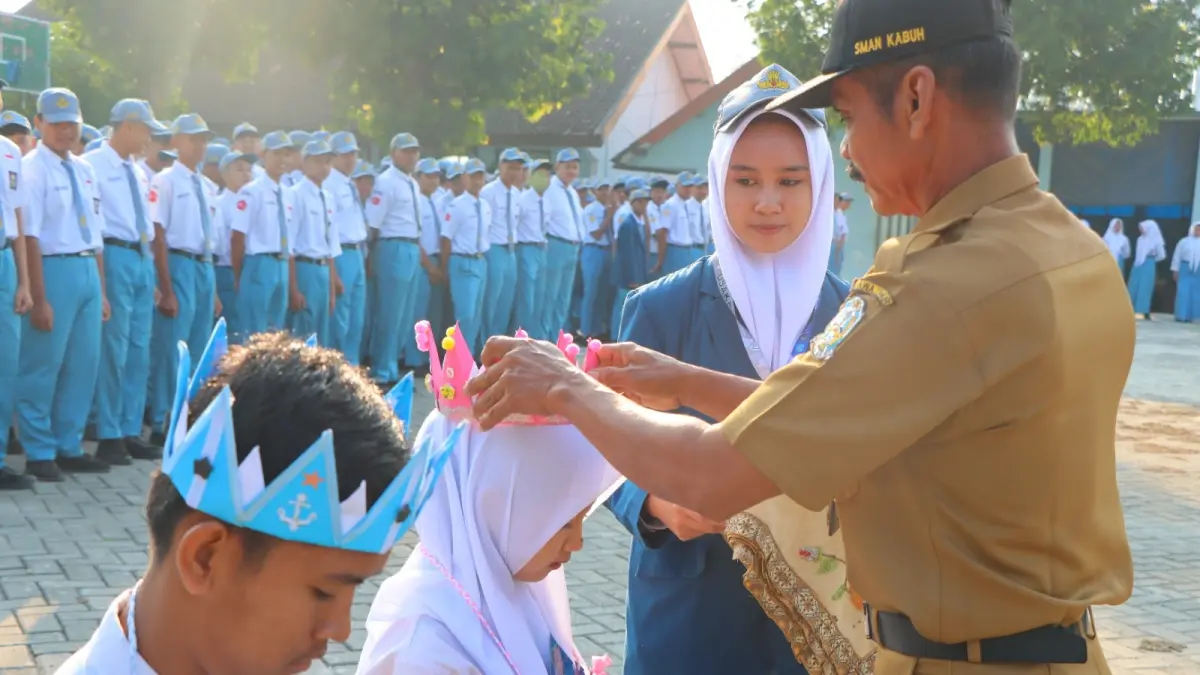 prosesi upacara yang menandai dimulainya MPLS untuk siswa baru di SMAN Kabuh
