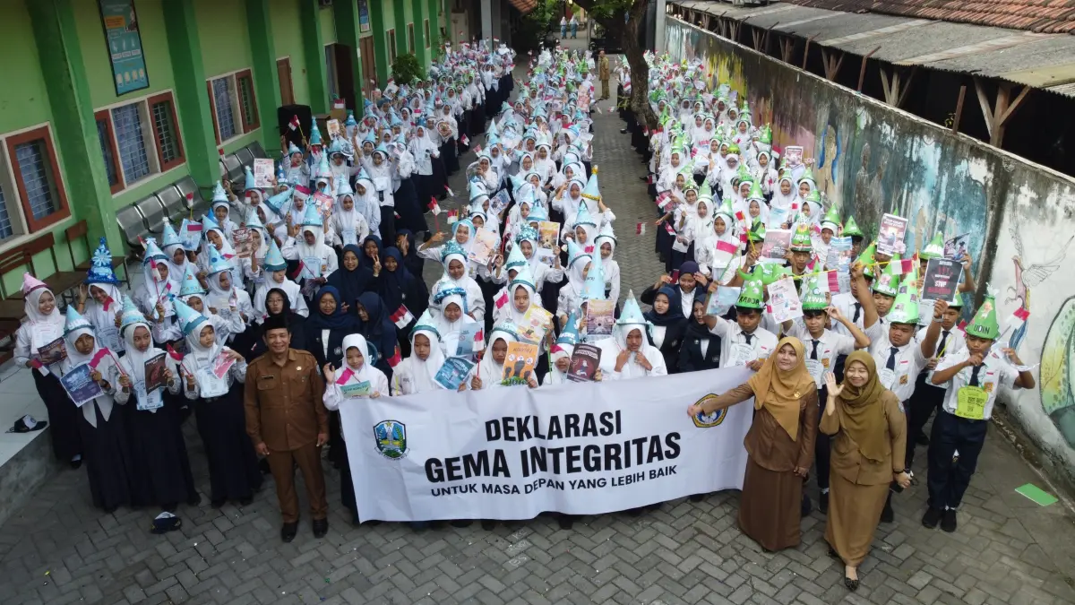 sisa baru bersama guru SMKN 2 Jombang mengikuti kegiatan MPLS