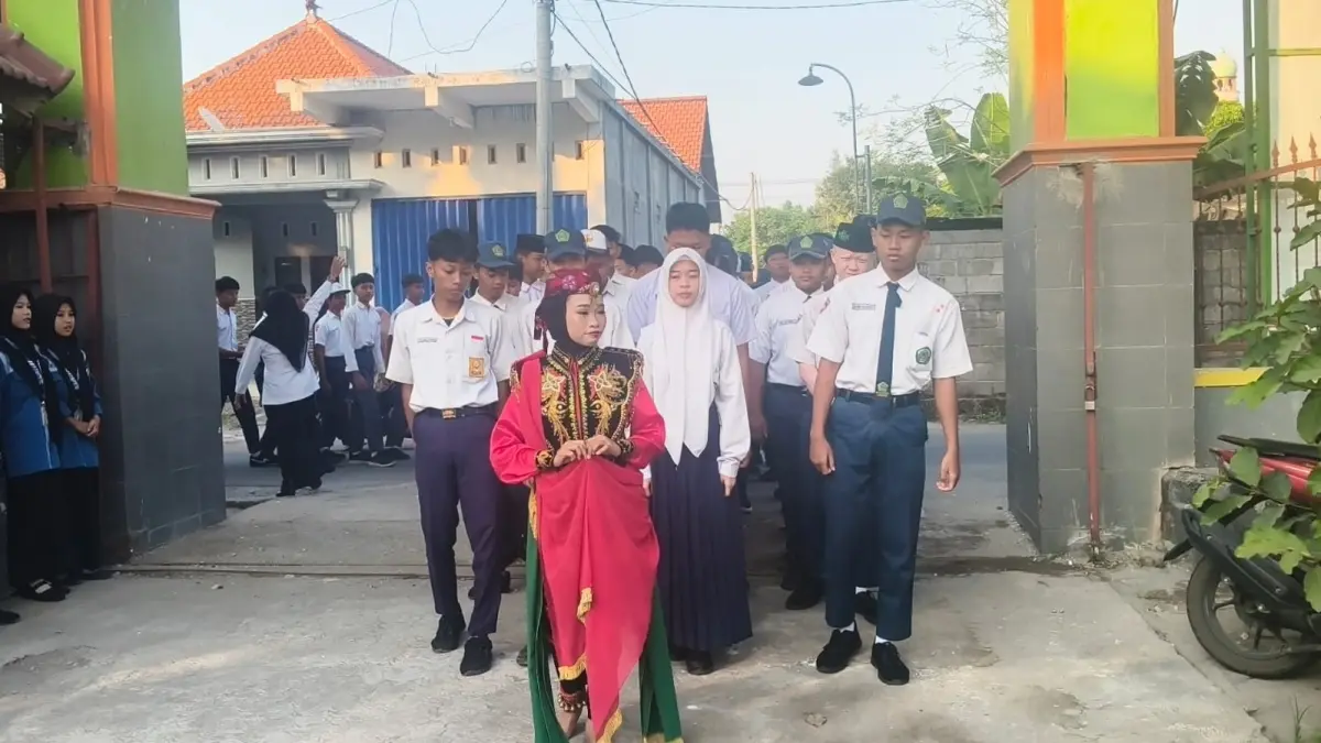 Siswa baru MAN 7 Jombang diantar masuk madrasah dengan tari remo