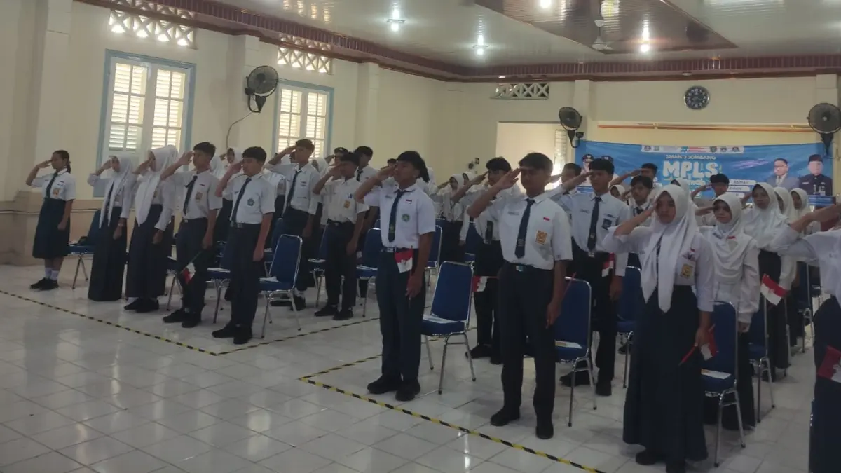 Siswa baru mengikuti kegiatan MPLS di SMAN 3