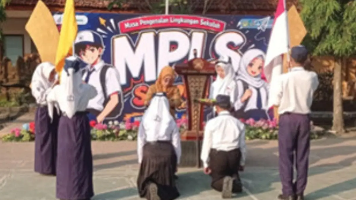 ANTUSIAS: Kepala SMPN 1 Tembelang, Jombang Tatit Mustikarini SPd, menyematkan id card kepada perwakilan murid baru saat upacara pembukaan MPLS di SMPN 1 Tembelang, Senin (13/7) pagi. (Dwi Aris/Radar Jombang)