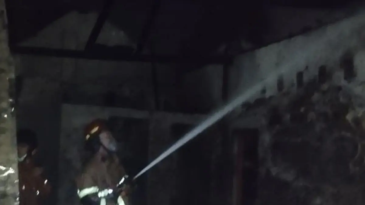 Kebakaran hebat melanda swbuah rumah  di Dusun/Desa Johowinong, Kecamatan Mojoagung, Jombang Rabu (15/7) malam. (Achmad RW/Radar Jombang)