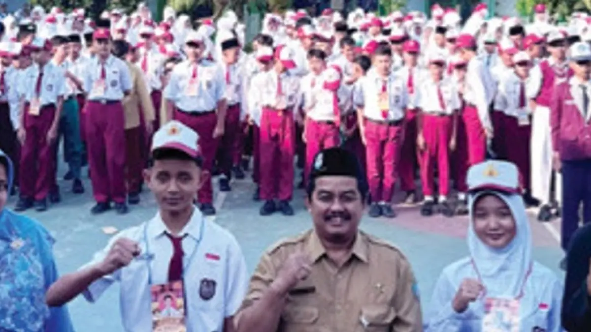 KOMPAK: Kepala SMPN 5 Jombang, Ahmad Zunaidi SPd, bersama perwakilan orang tua dan murid baru saat upacara pembukaan MPLS, Senin (13/7) pagi.&nbsp;(Dwi Aris/Radar Jombang)