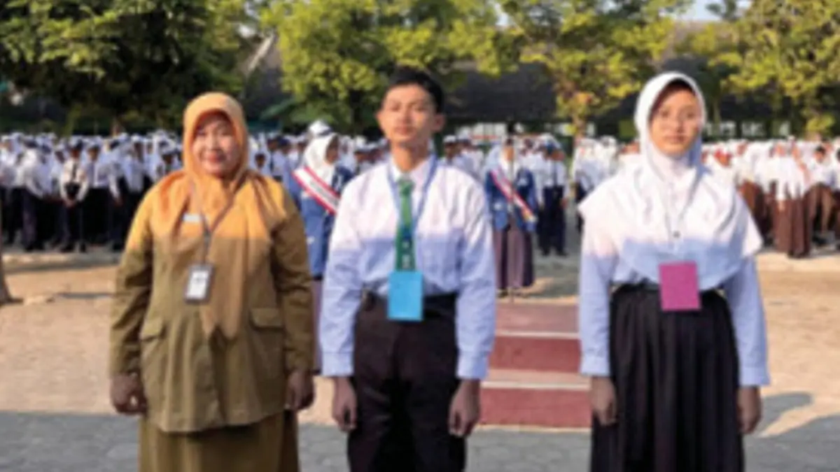 LANCAR: Kepala SMPN 2 Diwek, Jombang, Yeni Rahmawati SPd, membuka MPLS Ramah, Senin (14/7).&nbsp;(Anggi Fridianto/Radar Jombang)