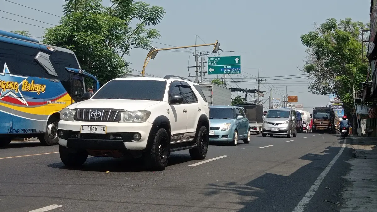 LANGGANAN MACET: Kendaraan melintas di jalur arter Kecamatan Bandarkedungmulyo, Jombang menuju dan dari Simpang Mengkreng. (Ainul Hafidz/Radar Jombang)