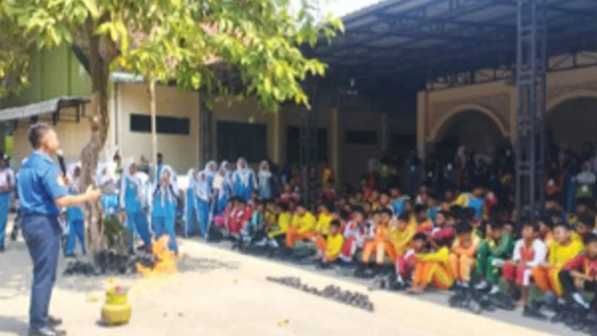 SIGAP: Murid baru peserta MPLS Ramah SMPN 6 Jombang menyimak materi siaga bencana dari BPBD Jombang, Selasa (14/7).&nbsp;(Dwi Aris/Radar Jombang)