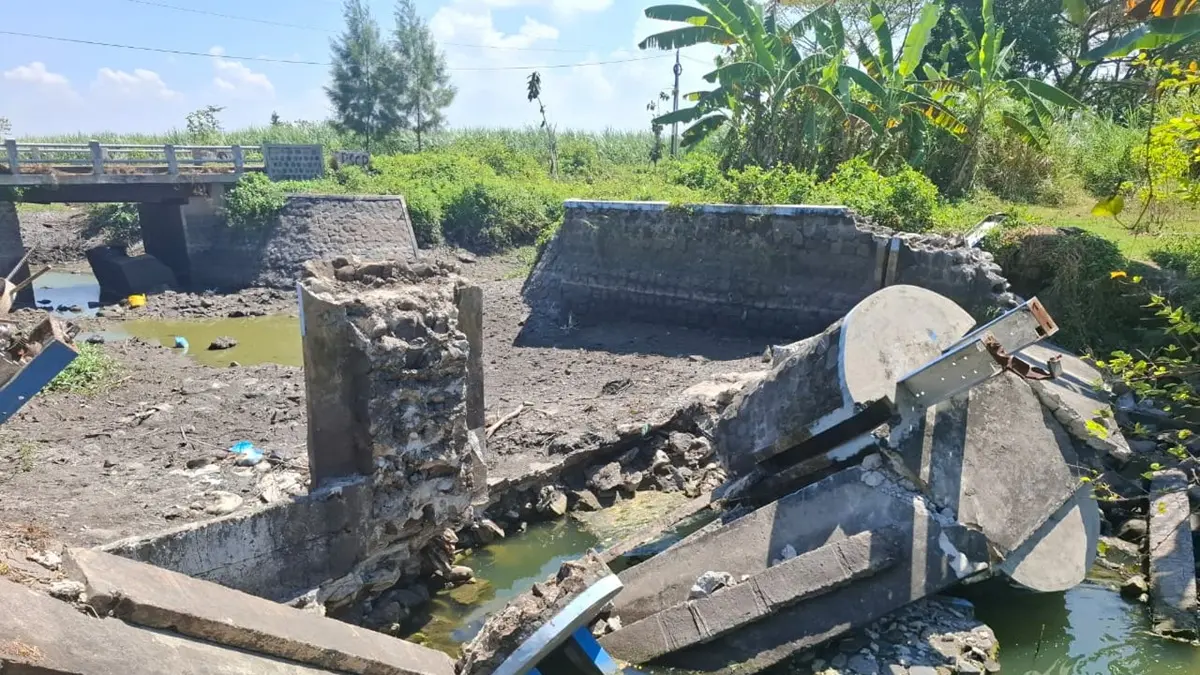 Bendung di saluran Afvoer Budugkesambi, Dusun Delik, Desa Pojokrejo, Kecamatan Kesamben, Jombang ambruk. (Achmad RW/Radar Jombang)