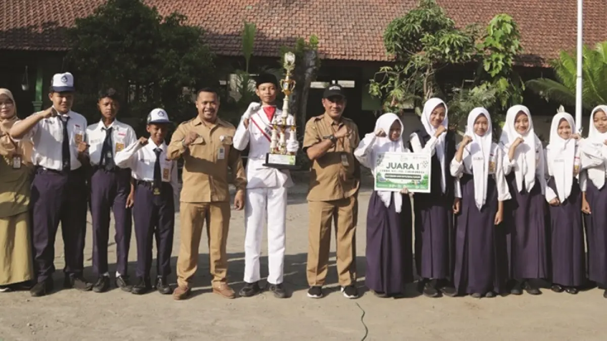 BERPRESTASI: Penyerahan piala juara 1 yel-jel di ajang Jombang Eco Creatif (JEC) 2026 di Kebon Ratu. (Wenny Rosalina/Radar Jombang)