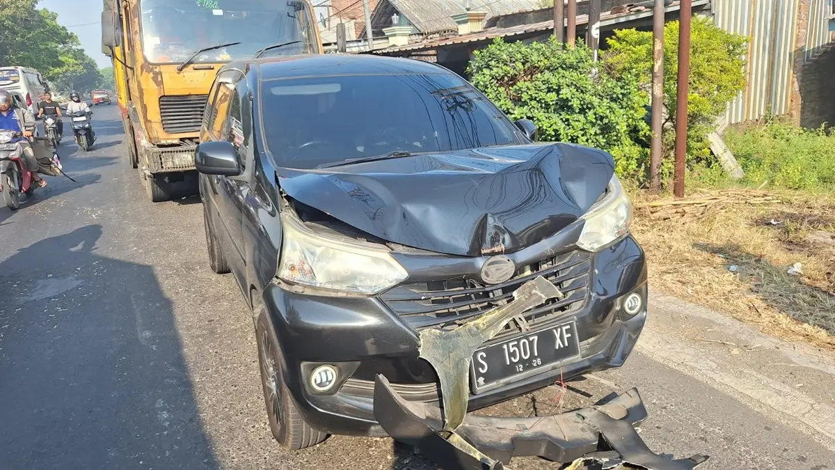 Kecelakaan beruntun yang melibatkan empat kendaraan terjadi di Jalan Raya Desa Ngrandu, Kecamatan Perak, Jombang, Kamis (16/7). (Achmad RW/Radar Jombang)