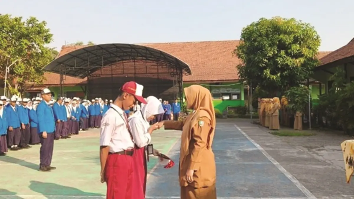 KHIDMAT: Kepala SMPN 2 Gudo, Jombang Nuril Hidayati SAg memimpin upacara pembukaan MPLS, Senin (13/7). (Ainul Hafidz/Radar Jombang)