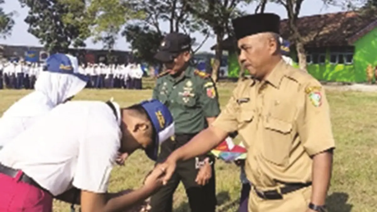 KREATIF: Kepala SMPN 2 Peterongan, Jombang, Edy Purnomo MM, membuka MPLS, Senin (13/7). (Azmy Endiyana/Radar Jombang)