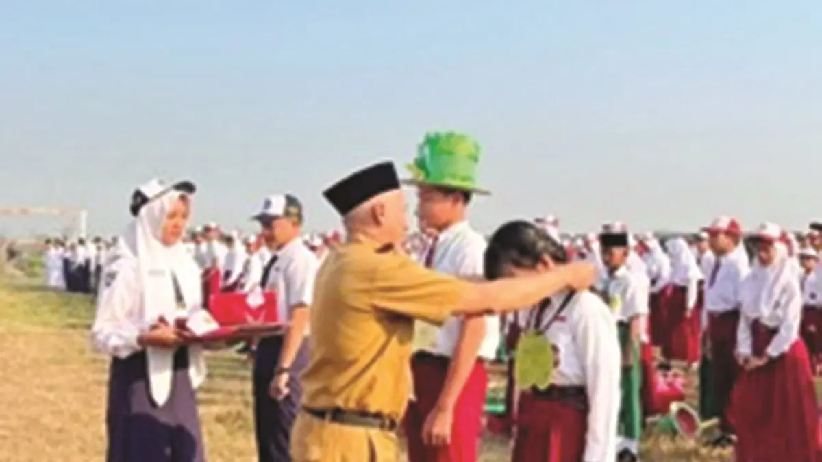 MENYENANGKAN: Para siswa merasa senang dan aman saat mengikuti MPLS di SMPN 1 Bareng, Jombang, (13/7). (Wenny Rosalina/Radar Jombang)
