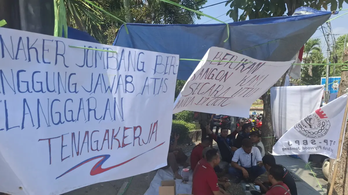 Puluhan buruh PT Sumber Graha Sejahtera (SGS) Jombang yang terdampak pemutusan hubungan kerja (PHK) massal mendirikan tenda keprihatinan di depan Kantor Dinas Tenaga Kerja (Disnaker) Kabupaten Jombang di Jalan KH Wahid Hasyim.