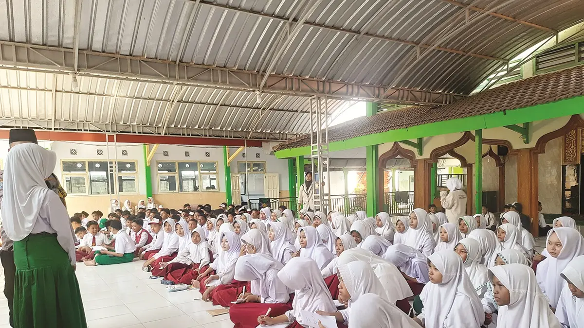 RAMAH: Penyampaian materi pencegahan penyalahgunaan NAPZA oleh Polsek Jogoroto di SMPN 2 Jogoroto, Jombang, Senin (13/7). (Wenny Rosalina/Radar Jombang)