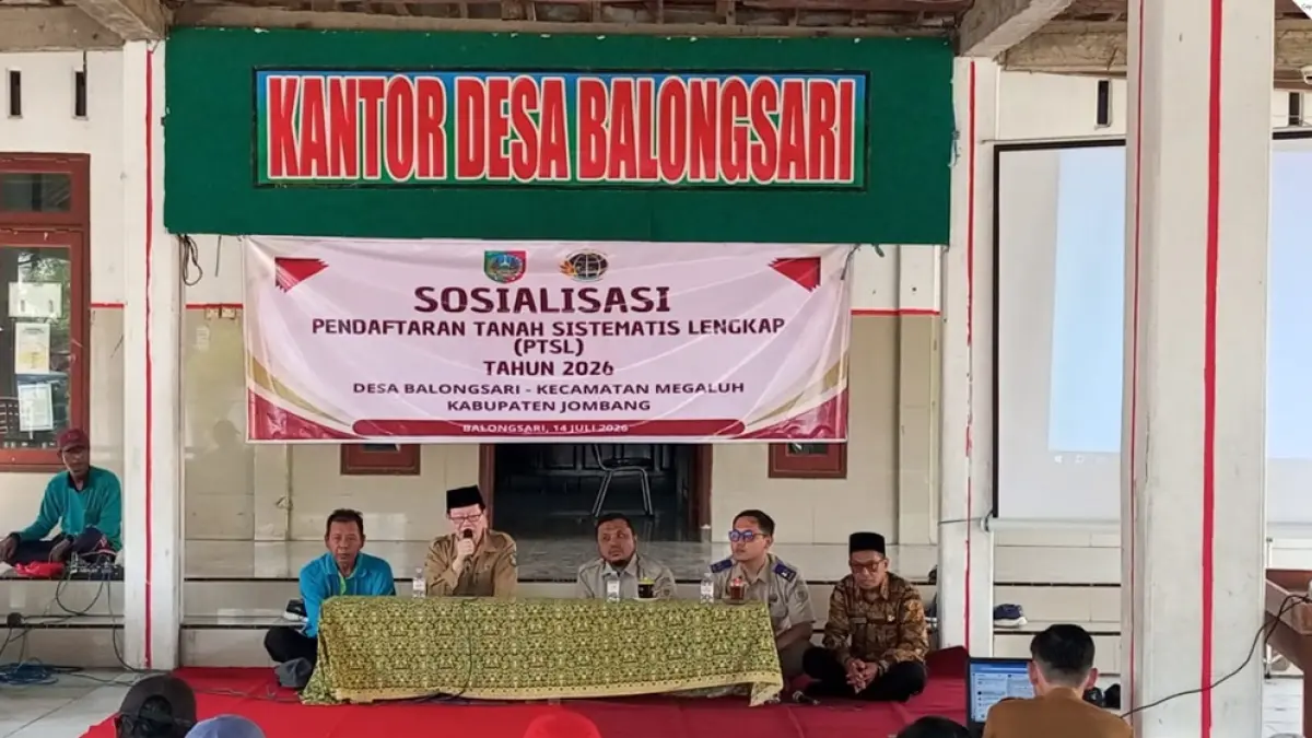 RESMI: Kepala Desa Balongsari Arifin memberikan arahan saat sosialisasi PTSL di Kantor Desa Balongsari, Megaluh, Jombang, Selasa (14/7). (Dwi Aris/Radar Jombang)