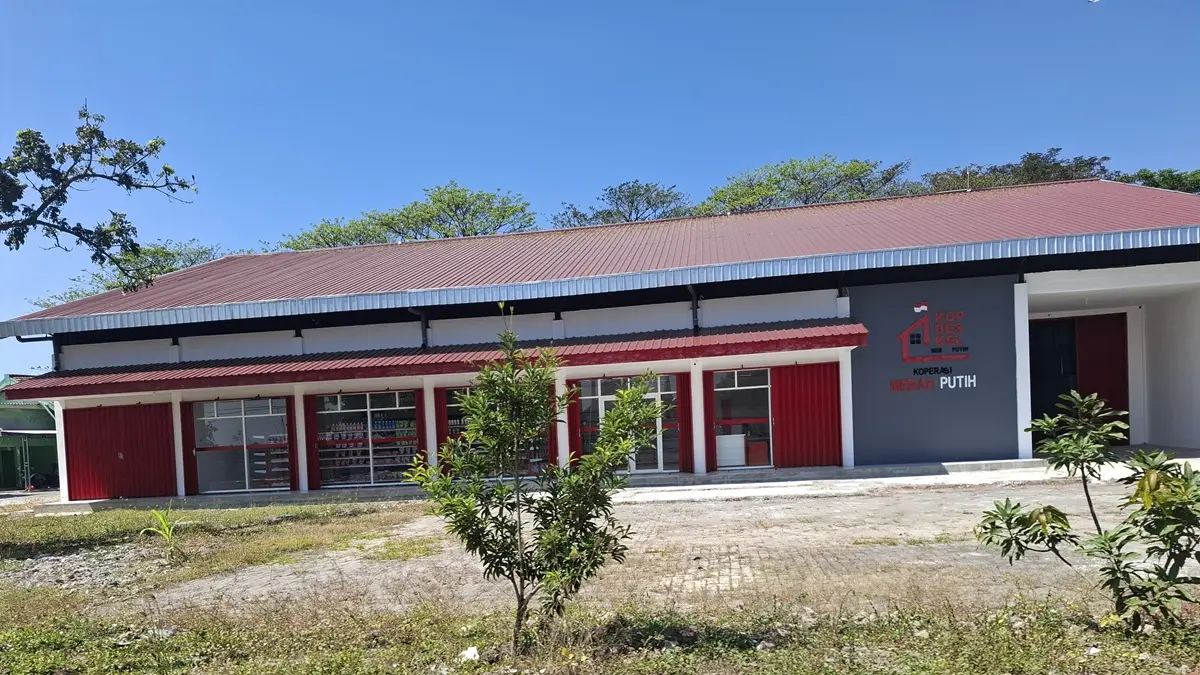 TETAP BUKA: Gerai KDKMP di Desa Carangrejo, Kecamatan Kesamben, Jombang menjadi salah satu di antara 17 koperasi yang pengurusnya mundur. (Ainul Hafidz/Radar Jombang)