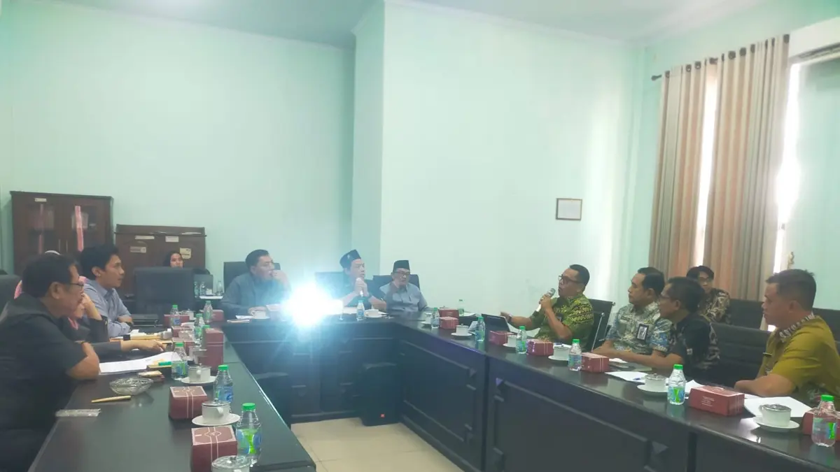 WARNING: Komisi C DPRD Jombang melakukan RDP dengan Dinas PUPR membahas progres proyek pembangunan APBD 2026. (Azmy Endiyana/Radar Jombang)