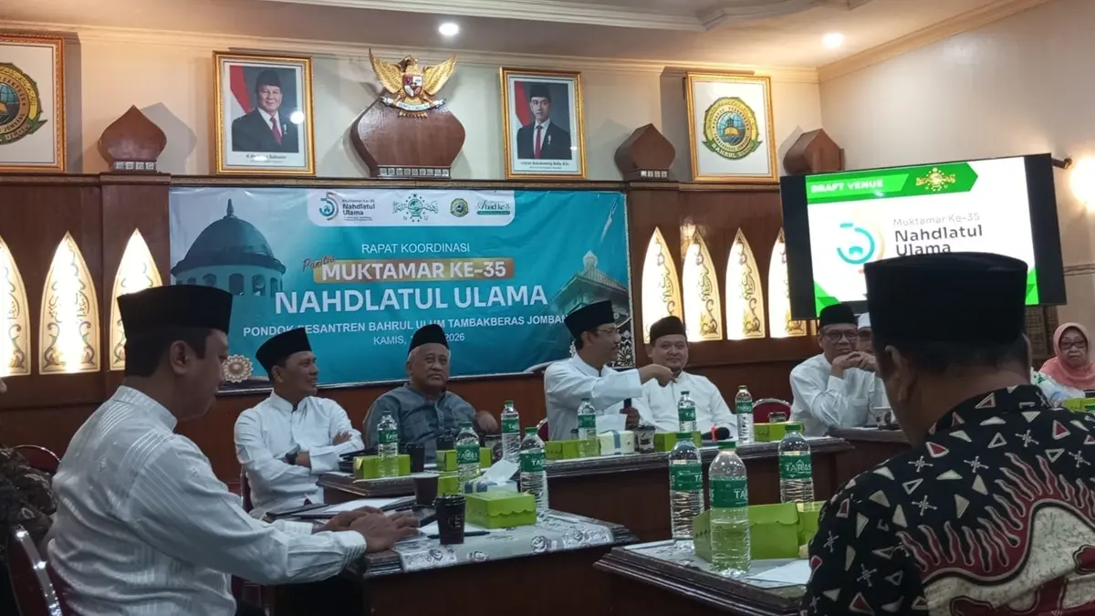 KOORDINASI: Ketua OC Muktamar ke-35 NU Saifullah Yusuf saat memimpin rapat koordinasi perdana digelar di Aula Yayasan Pondok Pesantren Bahrul Ulum Tambakberas, Jombang, Kamis (16/7). (Anggi Fridianto/Radar Jombang)
