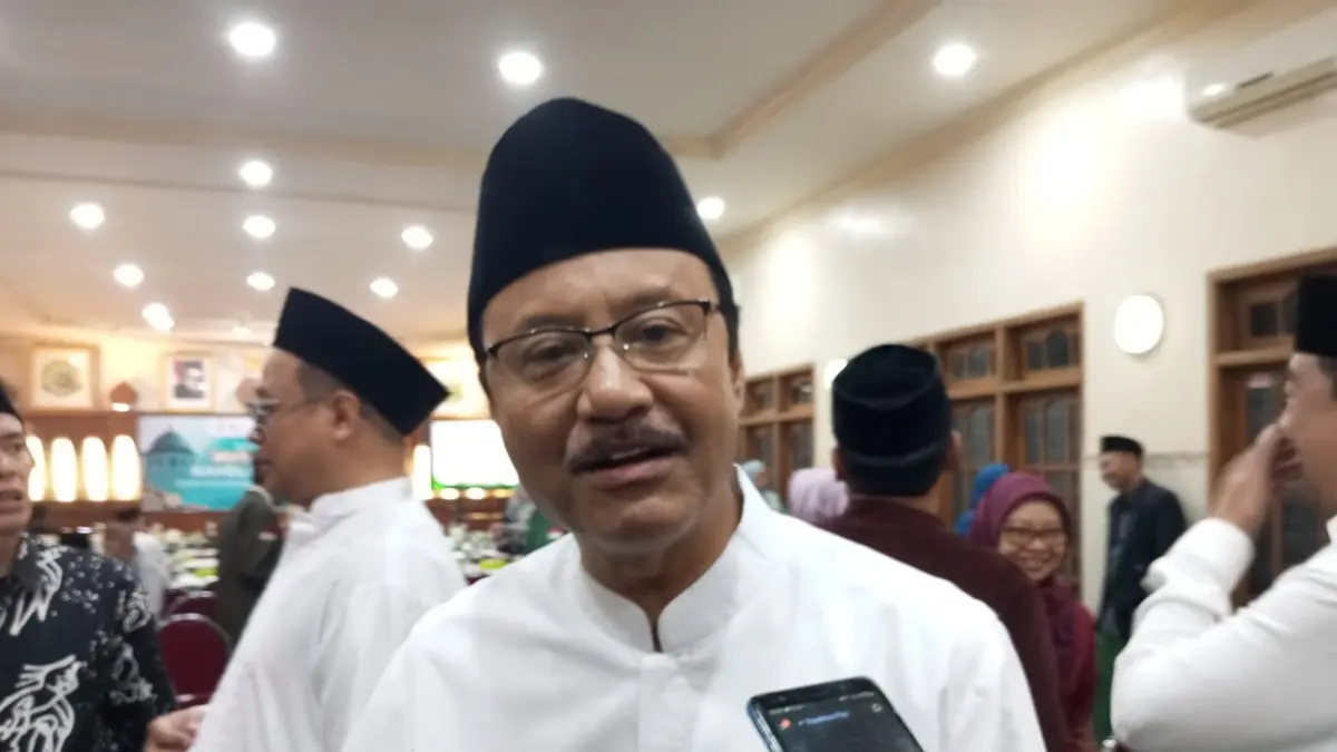KOORDINASI: Ketua OC Muktamar ke-35 NU Saifullah Yusuf saat memimpin rapat koordinasi perdana digelar di Aula Yayasan Pondok Pesantren Bahrul Ulum Tambakberas, Jombang, Kamis (16/7). (Anggi Fridianto/Radar Jombang)