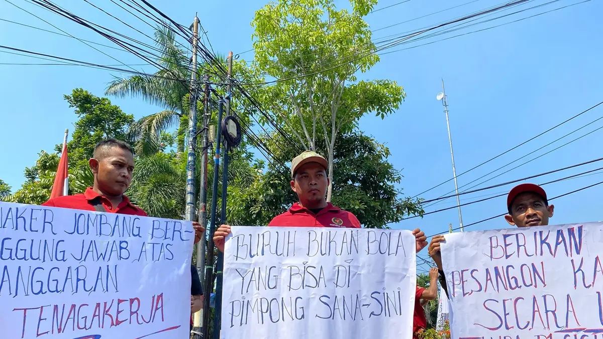 Puluhan buruh PT Sumber Graha Sejahtera (SGS) Jombang yang menjadi korban PHK massal mendirikan tenda keprihatinan di depan Kantor Dinas Tenaga Kerja (Disnaker) Kabupaten Jombang, Jumat (17/7). (Anggi Fridianto/Radar Jombang)