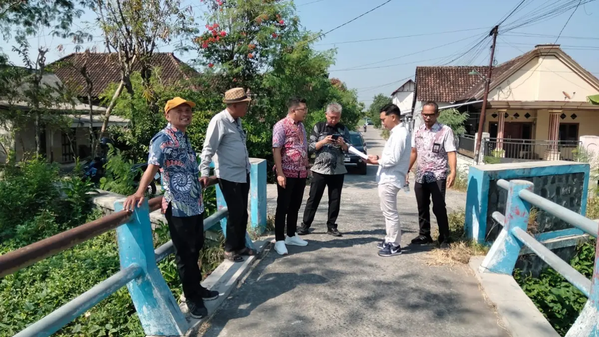 SEGERA DIMULAI: Dinas Perkim Jombang survey lokasi jembatan di Desa Kudubanjar, Kecamatan Kudu, (16/7). (Ainul Hafidz/Radar Jombang)